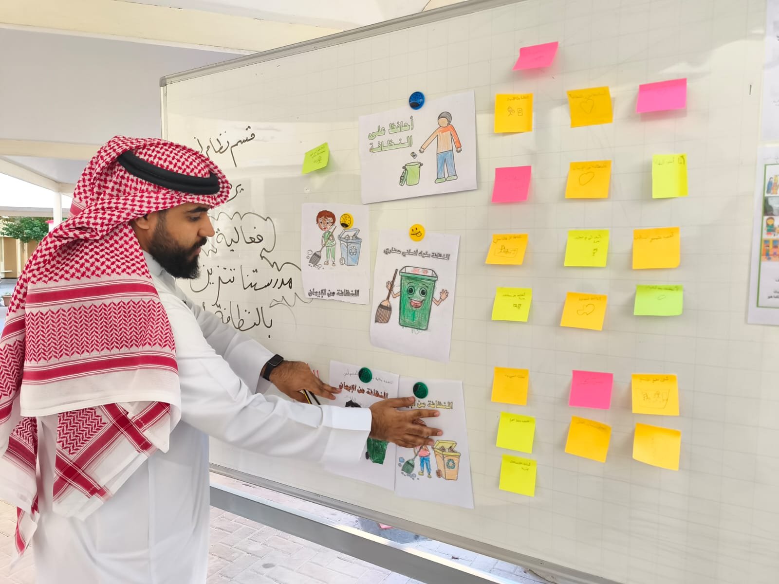 مدرستنا تتزين بالنظافة — شاهد ٦