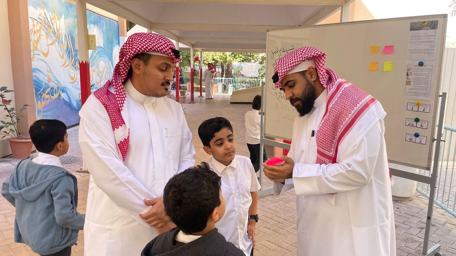 مدرستنا تتزين بالنظافة — شاهد ١٦