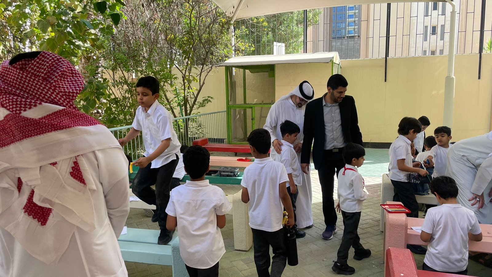 مدرستنا تتزين بالنظافة — شاهد ١٧